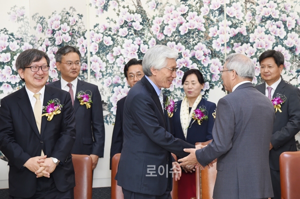 ▲이진강양형위원(좌)과양승태대법원장이반갑게악수하고있다(사진=대법원)