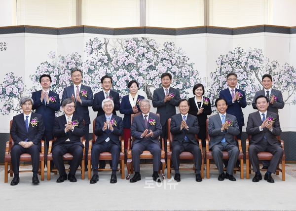 ▲양승태대법원장과제5기양형위원회위원들이기념촬영을했다(사진=대법원)