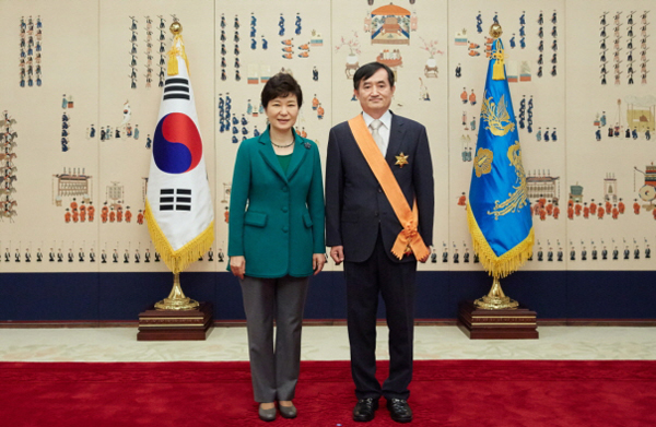 ▲박근혜대통령이8일오후청와대에서신영철전대법관에게청조근정훈장수여후기념촬영을하고있다.(사진출처=청와대홈페이지)