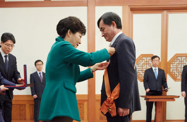 ▲박근혜대통령이8일오후청와대에서신영철전대법관에게청조근정훈장을수여하고있다.(사진출처=청와대홈페이지)
