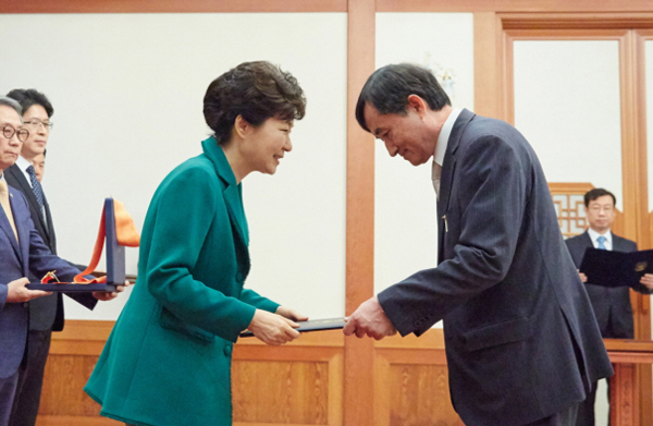 ▲박근혜대통령이8일오후청와대에서신영철전대법관에게청조근정훈장을수여하고있다.(사진출처=청와대홈페이지)