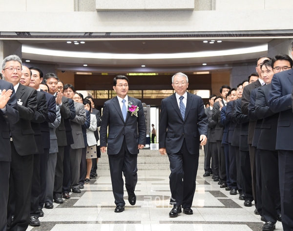 ▲양승태대법원장(우)과함께취임식장에들어서고있는박상옥신임대법관(사진제공=대법원)