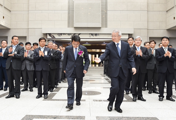 ▲양승태대법원장(우)의안내로취임식장에들어서는박상옥신임대법관(사진제공=대법원)