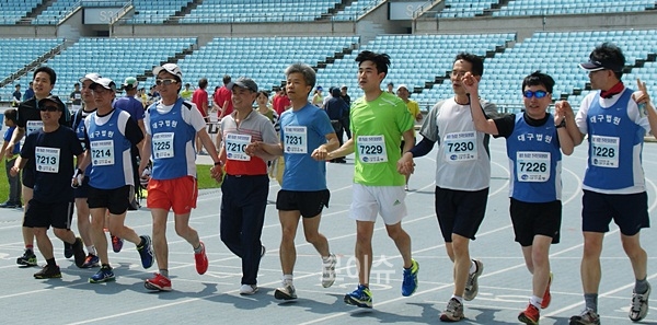 ▲대구법원직원들이완주를하고손을맞잡고들어오고있다.