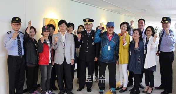 ▲가온길갤러리개관식에참석한진주교도소정동규소장및직원,‘예뜨락’회원들이파이팅을외치고있다.(사진제공=진주교도소)