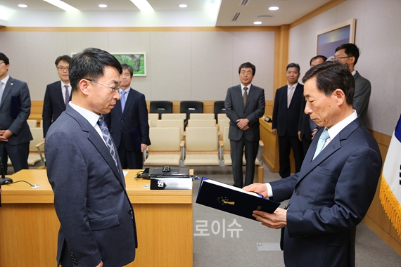 ▲윤인태부산고법원장(사진우측)이신규조정위원위촉장을수여하고있다.(사진제공=부산고법)