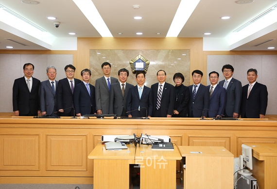 ▲윤인태부산고법원장과조정위원등이기념촬영을하고있다.