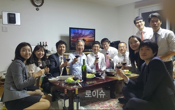 ▲법원장관사에서직원들과기념촬영.(사진제공=부산지법)