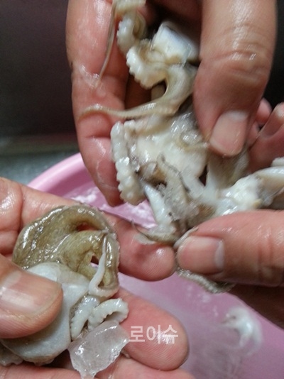 ▲물코팅으로중량을늘린해산물.(사진제공=부산경찰청)