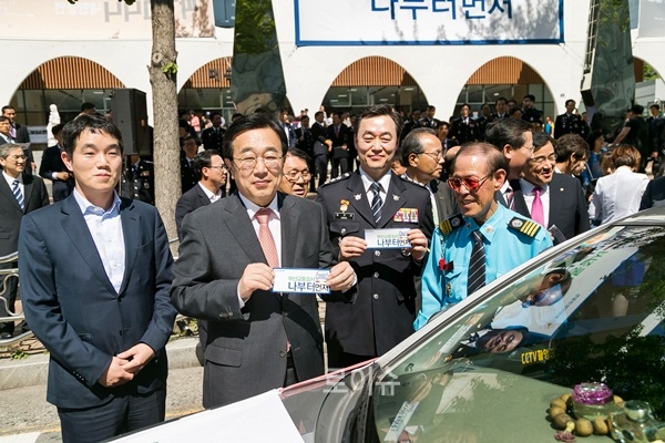 ▲서병수부산시장과권기선부산경찰청장이나부터먼저스티커를내보이고있다.