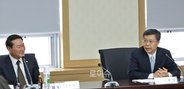 ▲정선명울산변호사회장(사진왼쪽),최상열울산지법원장(사진오른쪽)이참석자들과환담을나누고있다.