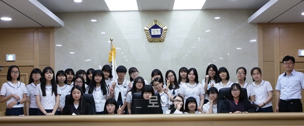 ▲명덕여중학생들이법정에서기념촬영.