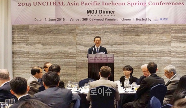 ▲“징기스칸이‘성을쌓는자는망하고끊임없이이동하는자는살아남을것이다’라고말한것처럼이번컨퍼런스를계기로두국제거래규범이더욱널리활용되고발전할수있기를기대합니다.”-법무부차관김주현(사진제공=법무부법무실)