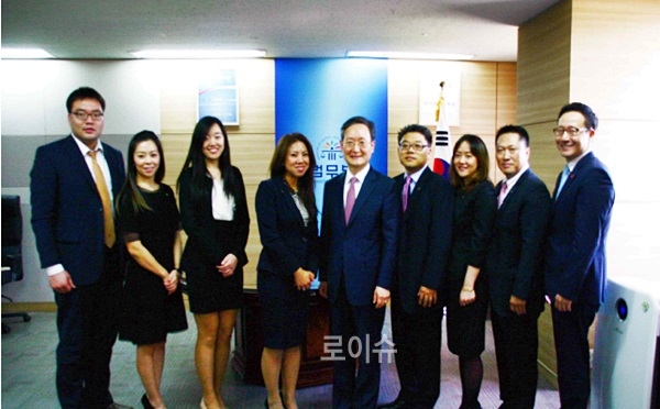 ▲봉욱법무실장과기념촬영.(사진제공=법무부법무실)