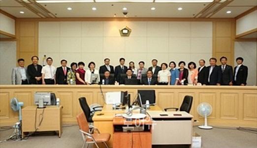 ▲경남대학교경영대학원석사총동창회와간담회를갖고법정에서기념촬영.(사진제공=창원지법)