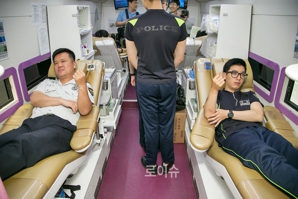 ▲부산경찰청직원들이메르스감염우려로시민들이헌혈참여율이급감함에따라자발적으로헌혈에동참하고있다.(사진제공=부산경찰청)