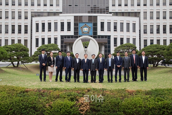 ▲부산법원청사앞에서윤인태부산고법원장을비롯한법관,법정모니터링담당변호사들이기념촬영을하고있다.(사진제공=부산고법)