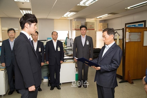 ▲윤인태부산고법원장이모범ㆍ친절공무원에게상장을수여하고있다.(사진제공=부산고법)