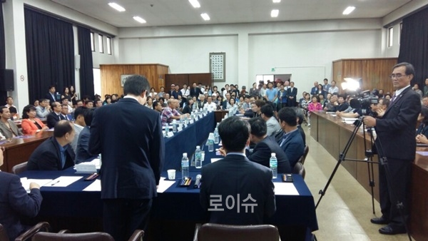 ▲부산상공인들과유관기관관계자등300여명이참석한가운데상공인들이현장애로사항을토로하고있다.(사진제공=조경태의원실)