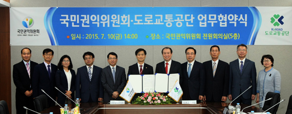 ▲국민권익위원회김인수부위원장이10일오후정부세종청사에서신용선도로교통공단이사장과교통안전시설개선을위한업무협약(MOU)을체결한후관계자들과기념촬영을하고있다.