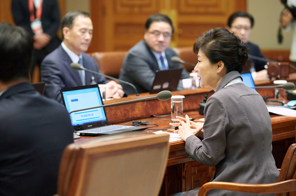 ▲13일청와대에서수석비서관회의를주재하는박근혜대통령(사진=청와대블로그)