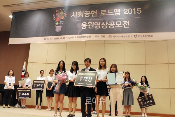 ▲조경태의원이수상팀들과기념촬영을하고있다.(사진제공=조경태의원실)