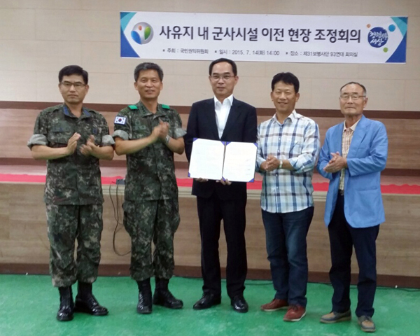 ▲국민권익위원회권태성상임위원이14일오후사유지내무단사용한군부대시설물(전남강진소재)이전을요구하는민원을중재한후관계자들과기념촬영을하고있다.(사진제공=국민권익위)