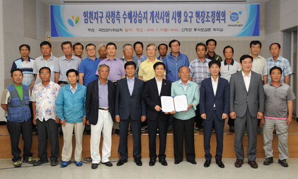 ▲국민권익위원회김인수부위원장이17일오후경남산청군소재동의보감촌회의실에서열린현장조정회의에서집중호우로인한침수피해대책을마련해달라는집단민원을해결한후관계자들과기념촬영을하고있다.(사진=권익위)