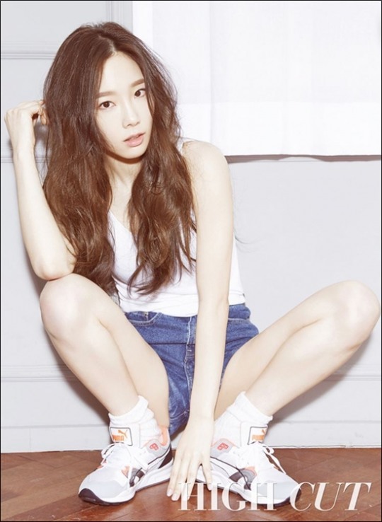 태연, 화보 속 과감한 '쩍벌' 포즈...완벽 각선미