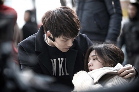 채수빈, 김재중 품에 안겨 '애절한 눈빛'