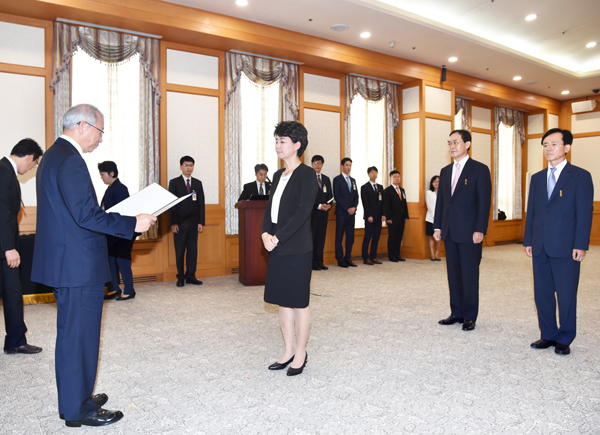 ▲양승태대법원장이21일홍조근정훈장을수여하고있는모습(사진제공=대법원)