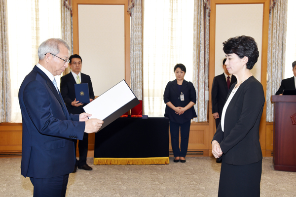 ▲양승태대법원장이21일고(故)박삼봉법원장의유족인부인황미영여사에게홍조근정훈장을수여하고있는모습(사진제공=대법원)