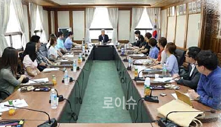 ▲부산대와동아대로스쿨재학생들이최인석동부지원장과간담회를갖고있다.(사진제공=부산가정법원)