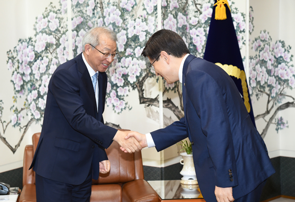 ▲양승태대법원장(좌)이황교안총리의예방을받고있다.(사진제공=대법원)