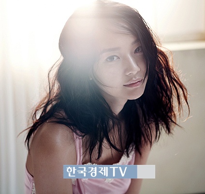 김우빈 그녀 신민아, ‘아침햇살 사이로 드러난...촉촉한 그녀’