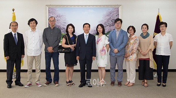 ▲윤인태부산고등법원장(사진왼쪽5번째)과작가들이기념촬영을하고있다.(사진제공=부산고법)