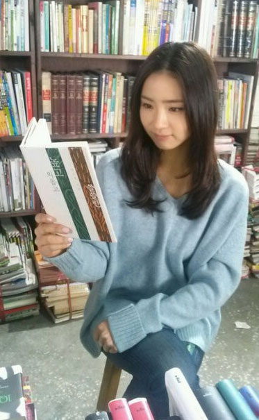 신세경 김영만 재회, ‘신세경 독서 모습도 눈부셔’