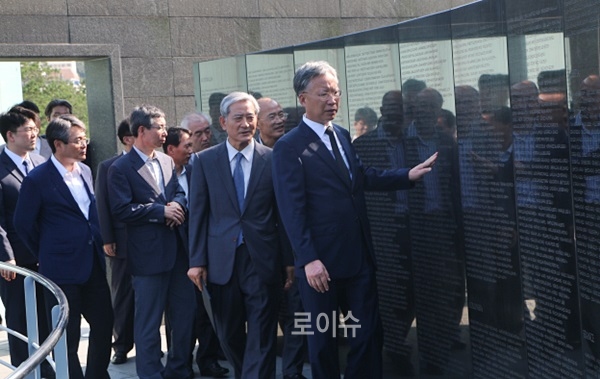 강민구 부산지법원장, 정전협정 62주년 헌화 및 참배