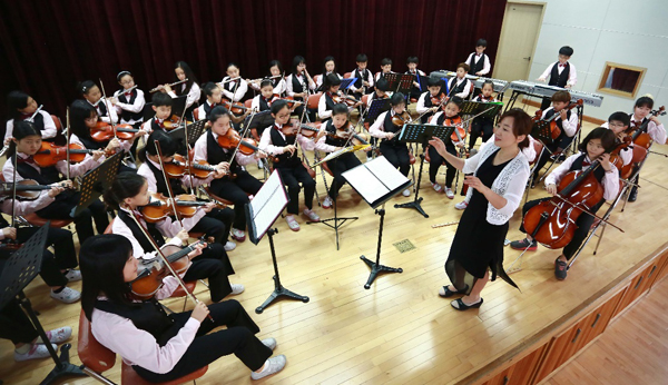 ▲대구행복한학교월암초교합주단연주모습.이합주단바이올린연주자중매년대구예술교육영재원에합격하는학생이배출되고있어학생들의특기,적성개발이활발히이뤄지고있다는평가이다.