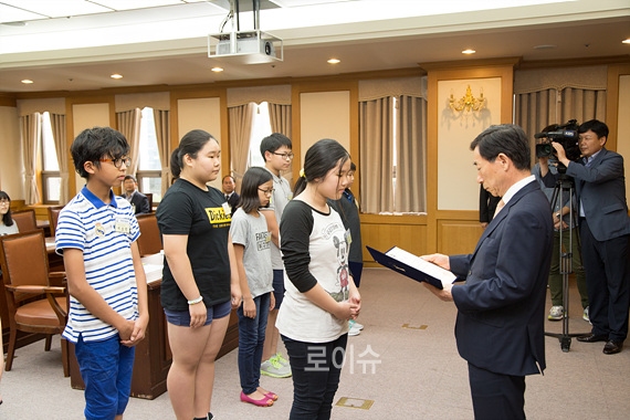 ▲윤인태부산고법원장이어린이법관위촉장을수여하고있다.