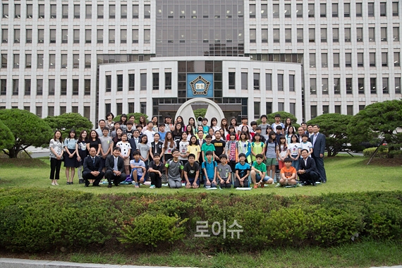 ▲부산법원어린이법관및멘토법관들이부산법원청사를배경으로기념촬영.(사진제공=부산고법)