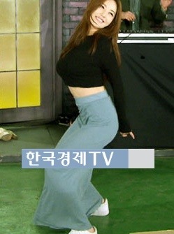 이런 의상에도...섹시댄스 삼매경 가능?