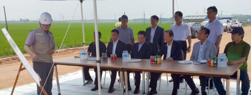 ▲국민권익위원회최학균상임위원이30일군산시건장산주민이동로개설을요구하는민원현장을방문해관계자로부터설명을듣고있다.(사진=권익위)