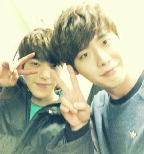 신과함께 검토 김우빈, 이종석과 절친 셀카 '훈훈'