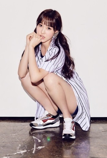 인기가요 여자친구 유주, 핫팬츠 입고 쪼그려 앉아 '아찔'