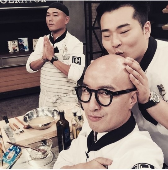 이원일, 홍석천 이마에 뽀뽀?...'인증샷 보니'