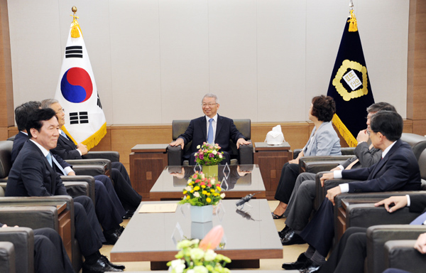 ▲양승태대법원장이환한게웃는반면,김선수변호사를추천했던대한변협하창우협회장(왼쪽)이고개를돌려씁쓸한표정을짓고있어대조를이룬다(사진=대법원)