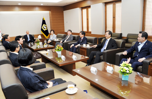 ▲양승태대법원장과환담하는대법관후보추천위원들(사진=대법원)