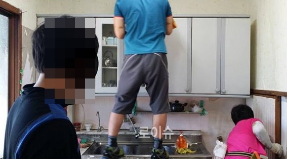 ▲사회봉사명령대상자들이소외계층도배등작업을하고있다.(사진제공=창원보호관찰소)