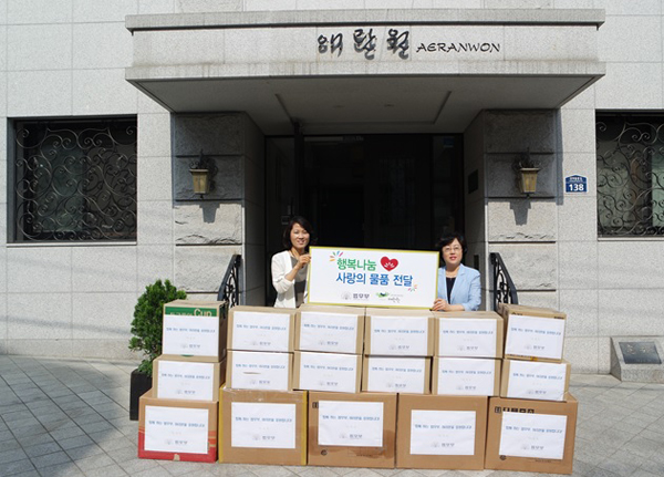 ▲홍종희여성아동인권과장(좌)이6일미혼모자가족복지시설애란원을방문해법무부직원들의기부물품을강영실애란원장(우)에게전달하고있다.(사진=법무부)